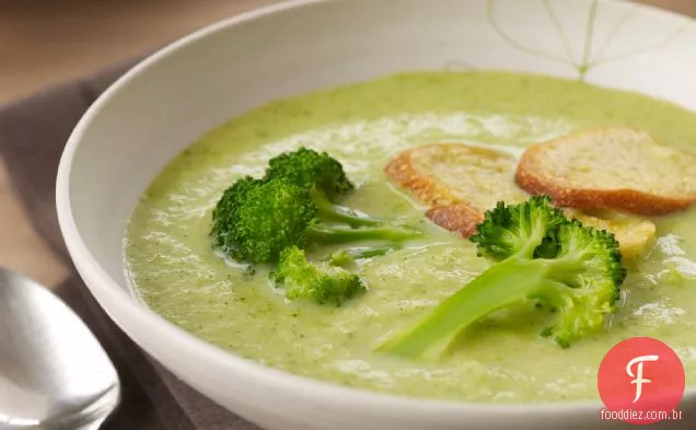 Sopa cremosa de brócolis com Croutons
