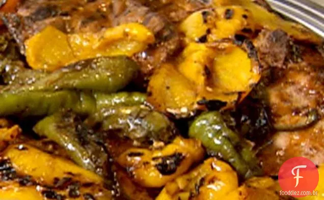 Costeletas de porco grelhadas com Hots longos e pimentões amarelos