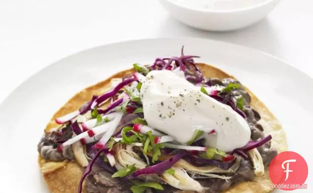 Frango e Feijão Preto Tostadas