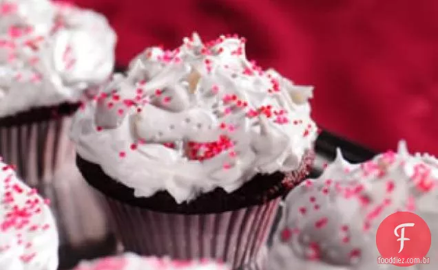 Cupcakes de veludo vermelho com glacê de merengue fofo