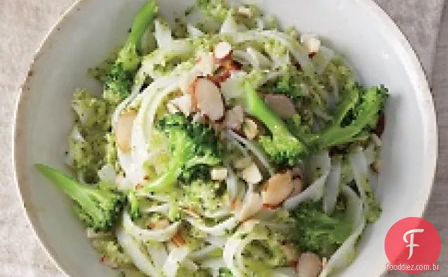 Macarrão de arroz com brócolis-pesto de amêndoa