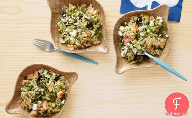 Salada Orzo com camarão e queijo Feta