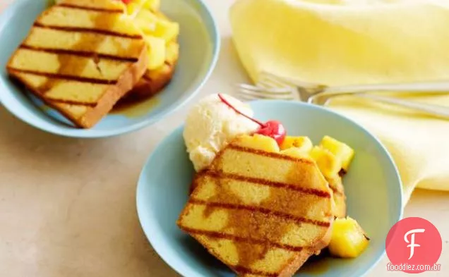 Abacaxi grelhado com bolo de libra e molho de caramelo de Rum
