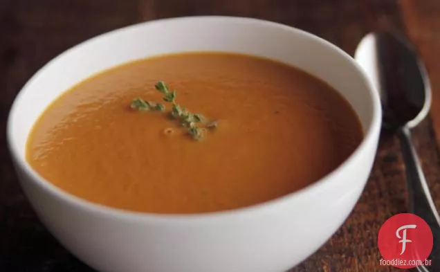 Sopa de cenoura e tomilho com creme