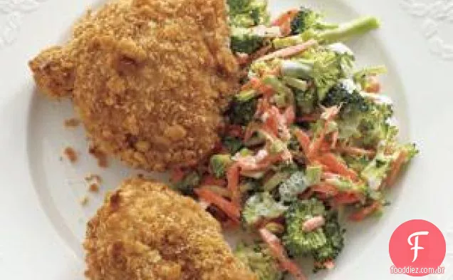 Frango frito no forno com brócolis crocante