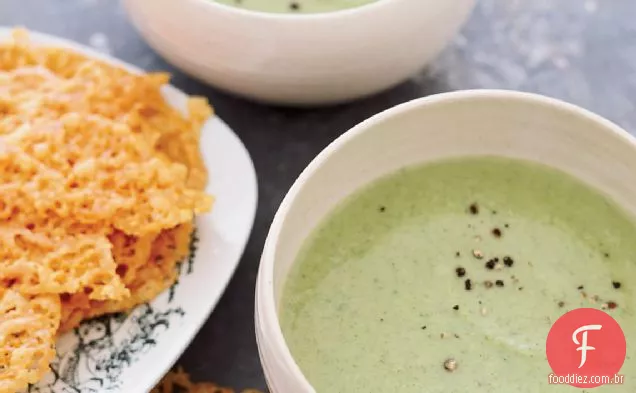 Sopa cremosa de brócolis com batatas fritas Cheddar