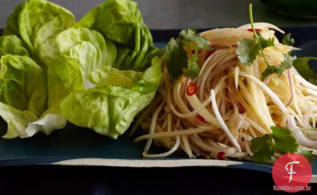 Salada de mamão verde em envoltórios de alface