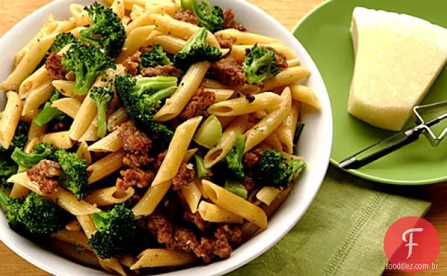 Macarrão Com Brócolis E Salsicha Italiana