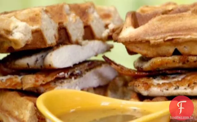 Frango e Waffle Monte Cristos com molho de alecrim-bordo