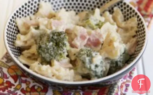 Massa assada e brócolis com presunto e couve-flor cremosa de queijo