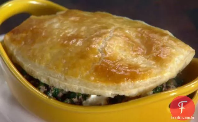 Tortas gregas do potenciômetro da carne e do espinafre do restaurante