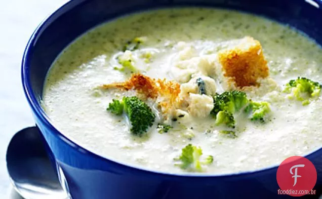 Sopa de brócolis com queijo azul