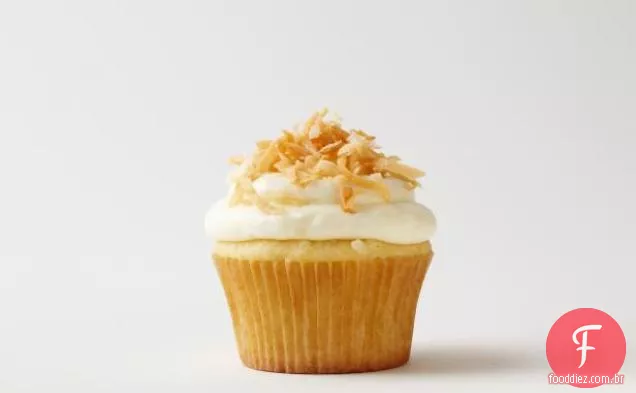 Cupcakes de coco com cobertura de queijo creme de coco