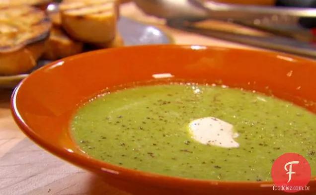 Sopa de ervilha amanteigada com pão grelhado