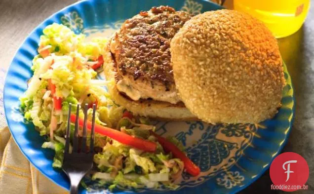 Hambúrguer de frango asiático com maionese picante de capim-limão e Slaw asiático em conserva