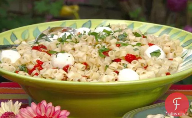 Salada de macarrão com pimentão vermelho assado e manjericão com molho balsâmico branco