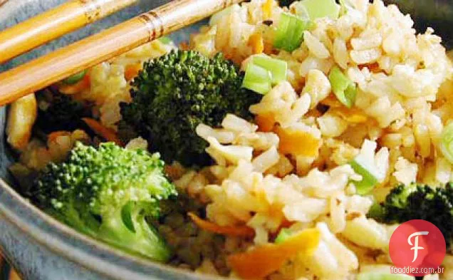 Arroz frito com brócolis e ovos