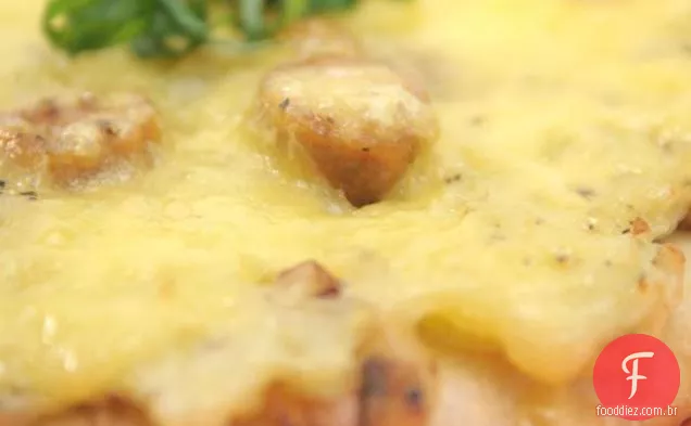 Pizza de purê de alho com rúcula e salada de erva-doce