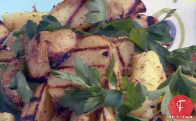 Batatas douradas Yukon grelhadas com vinagrete de alecrim-limão-alho