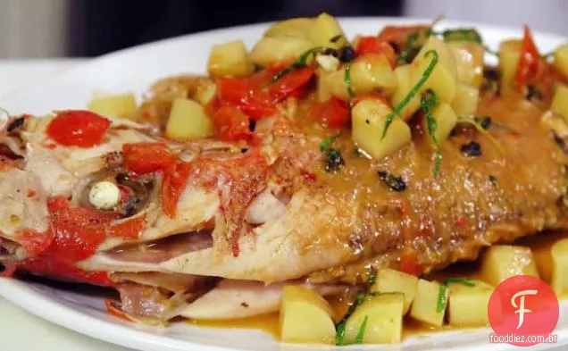 Pargo vermelho inteiro assado úmido com tomate, manjericão e orégano
