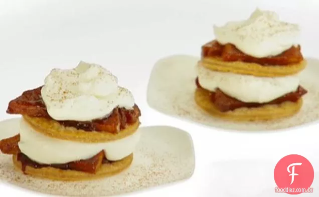 Tortas de maçã assadas com chantilly