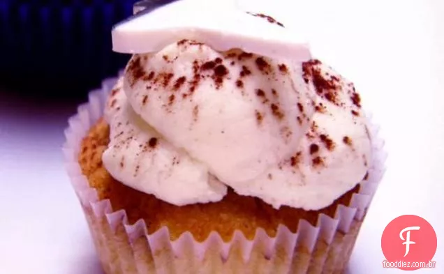TearIMiss você: Bolo de Rum de baunilha embebido em xarope de Rum de café e chantilly Marsala Mascarpone Frosting