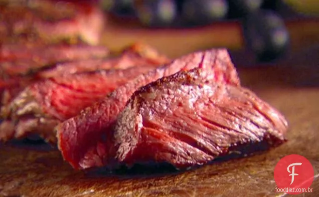 Bife de costela com vinagrete de Azeitona Preta