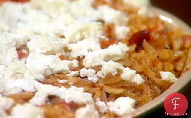 Orzo assado com camarão, molho de tomate e queijo Feta