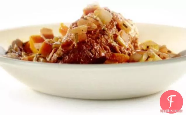 Peitos de frango em vaso com limão e alecrim