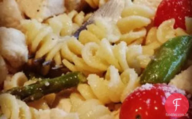 Frango e aspargos com massa Penne