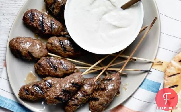 Kabobs de cordeiro com molho Tzatziki