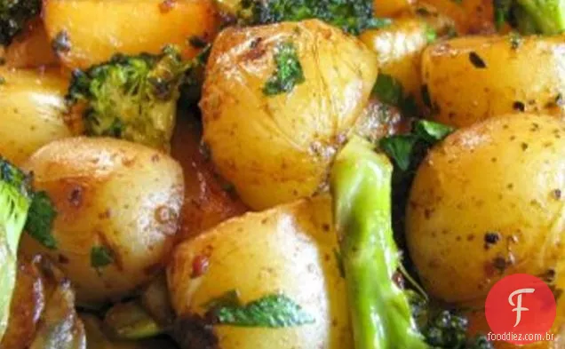 Batatas Assadas E Brócolis Com Molho De Soja, Manteiga E P