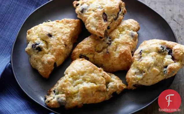 Scones de mirtilo com esmalte de limão