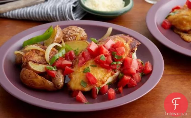 Peito de frango com crosta de parmesão com tomate e manjericão e batatas com pimentão e cebola