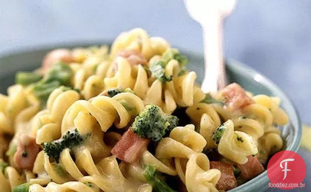 Rotini e queijo com brócolis e presunto