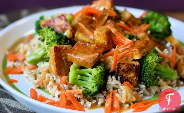 Tofu de soja-mirin sobre arroz com brócolis e molho de amendoim