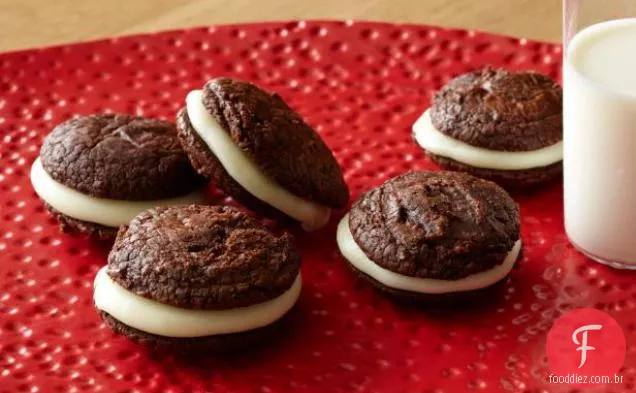 Biscoitos De Chocolate Com Recheio De Chocolate Branco caramelizado