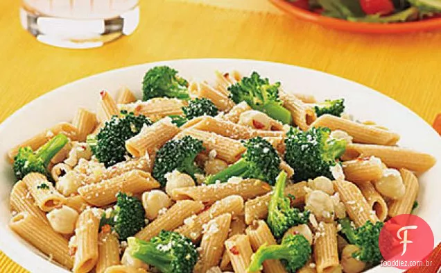 Penne de trigo integral com brócolis e grão de bico
