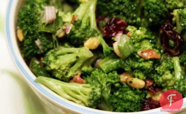 Salada De Brócolis Com Bacon, Pinenuts E Cranberries
