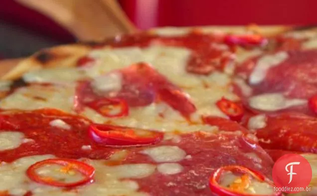 Pizza de Carne Com Molho Vermelho