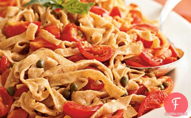 Tagliolini de trigo integral com molho de tomate cereja fresco