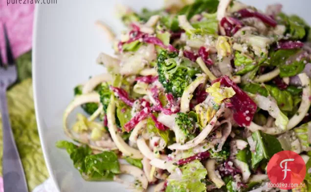 Salada Vegetariana Com Molho De Salada De Brócolis