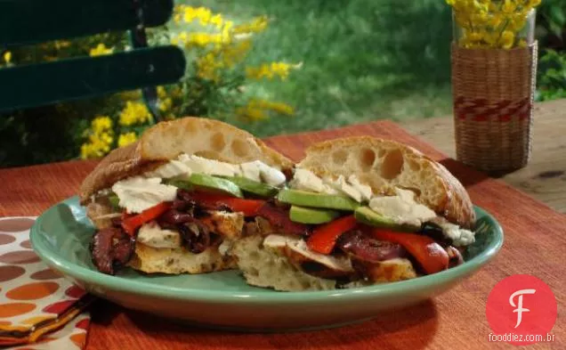 Sanduíches Gourmet Wahoo selvagens com salada de espinafre Rum Pear