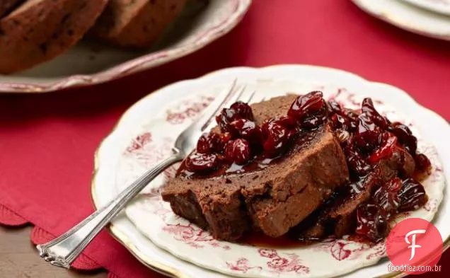 Bolo Bundt de Chocolate Com Molho De Cereja cristalizado