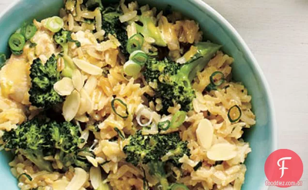 Tigela de arroz com frango e brócolis