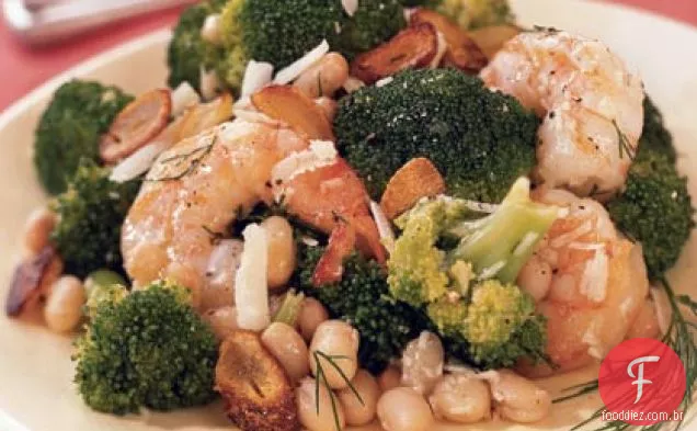 Salada de camarão com feijão branco, brócolis e alho torrado