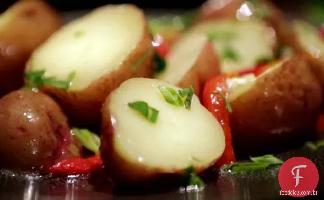 Salada de batata com pimentão vermelho assado