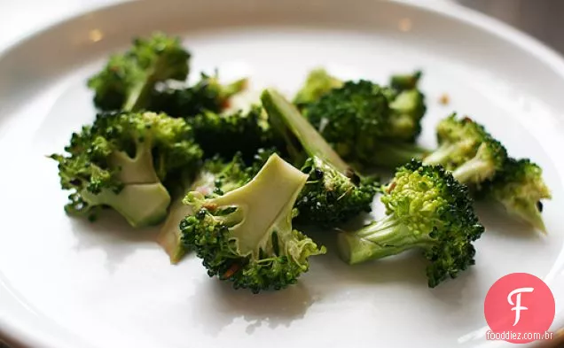 Salada de brócolis curada com gergelim