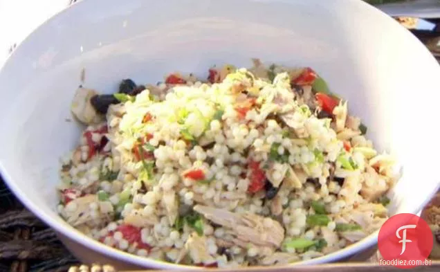 Salada de cuscuz e atum Israelense