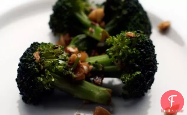 Salada de brócolis curada com gergelim